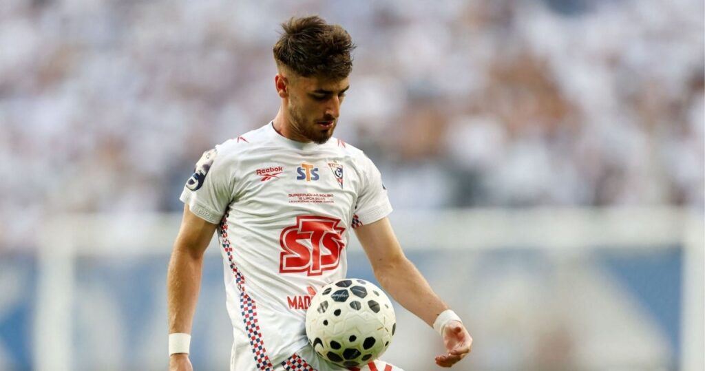Piłkarze Górnika Zabrze i GKS Katowice walczą o piłkę podczas meczu