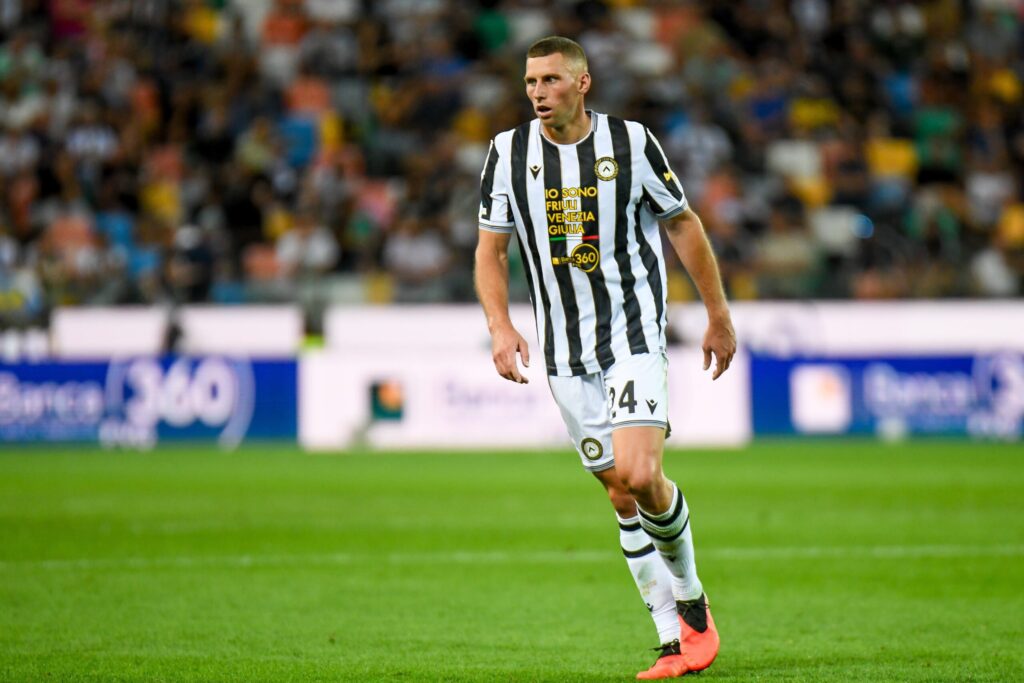 Jakub Piotrowski strzelający gola w meczu Serie A