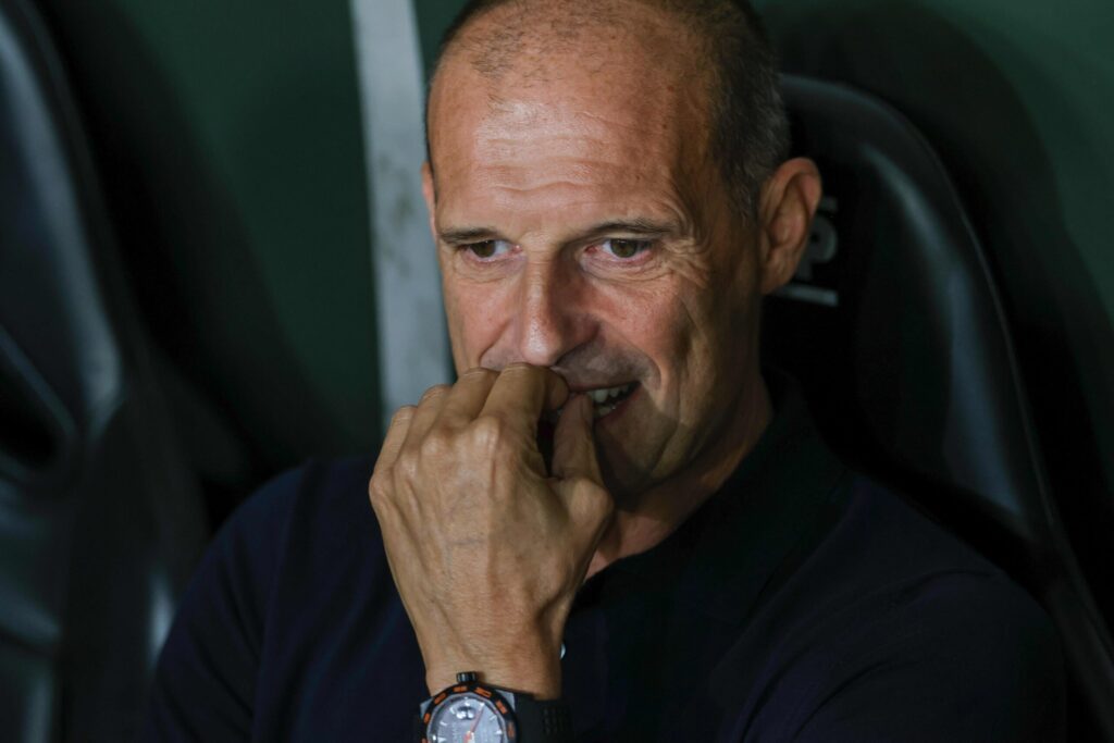 Piłkarze Napoli i Como walczą o piłkę podczas meczu Serie A