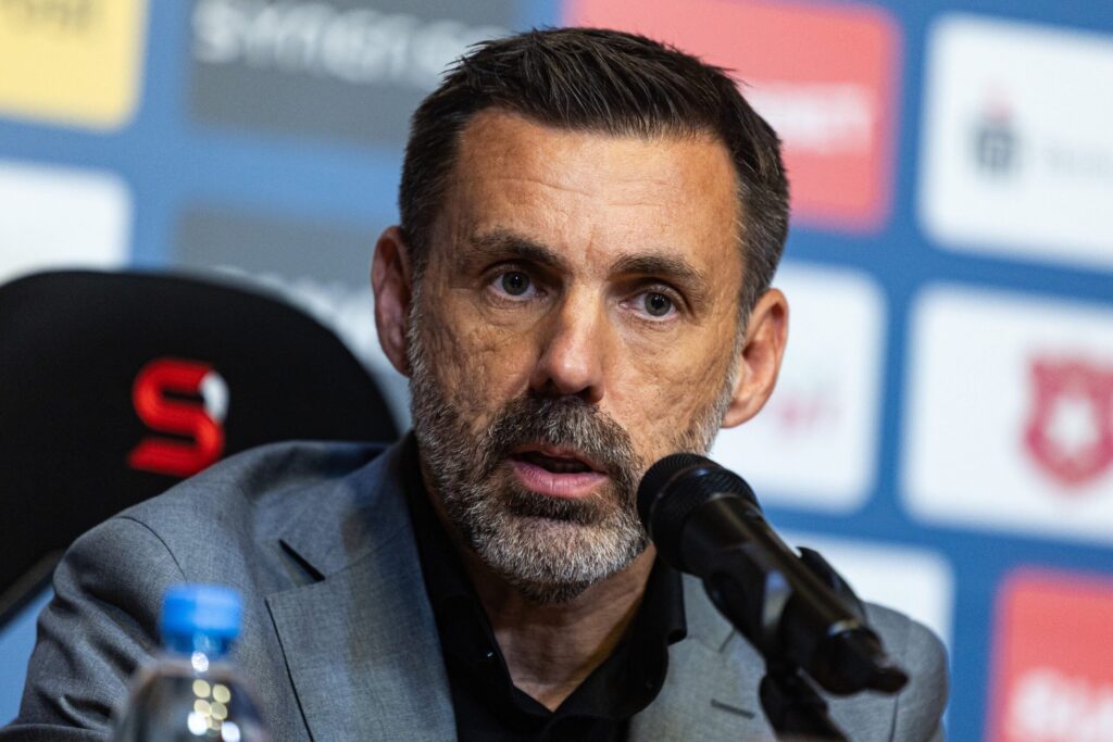 Trener Żeljko Kopić podczas meczu Wieczystej Kraków