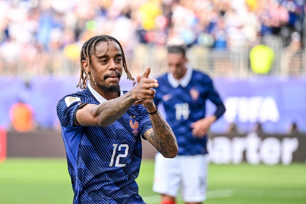 Bradley Barcola w koszulce Liverpoolu podczas meczu
