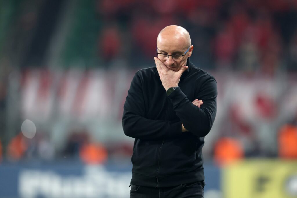 Piłkarze Widzewa Łódź i Lecha Poznań walczą o piłkę podczas meczu Ekstraklasy