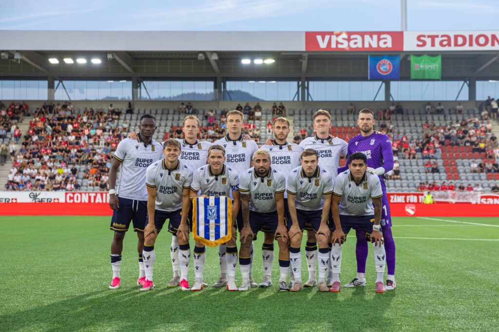 Piłkarze Widzewa Łódź i Lecha Poznań walczą o piłkę podczas meczu