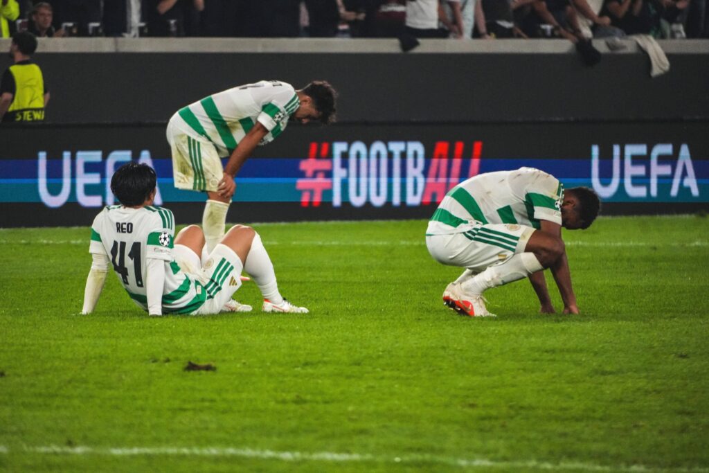 Kibice Celticu prezentują transparent podczas meczu piłkarskiego