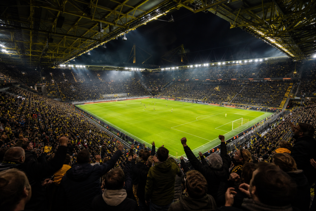 Stadion piłkarski podczas meczu Ligi Europy z trybunami pełnymi kibiców