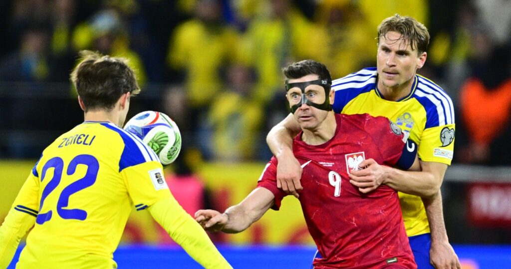 Patrik Walemark w barwach Lecha Poznań podczas meczu piłkarskiego