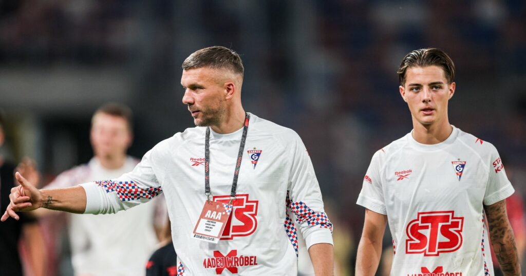 Piłkarze Górnika Zabrze podczas meczu, Lukas Podolski na ławce trenerskiej