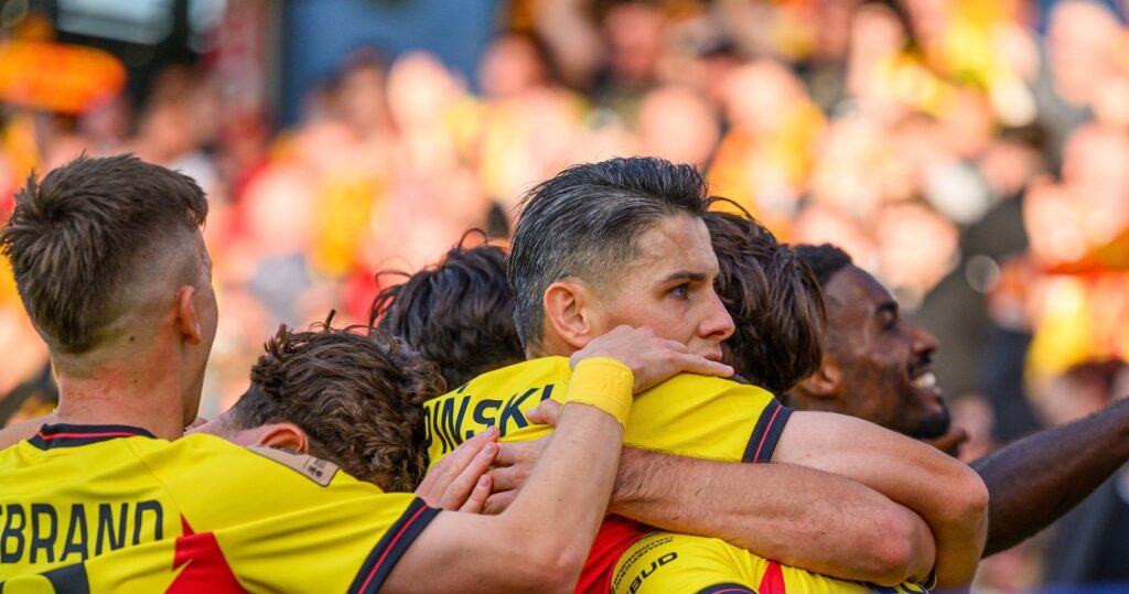 Piłkarze Wisły Kraków i Korony Kielce walczą o piłkę podczas meczu Ekstraklasy