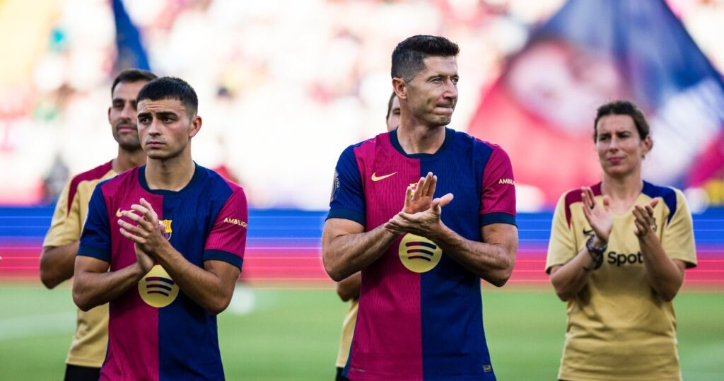 Robert Lewandowski i Pedri podczas meczu FC Barcelony