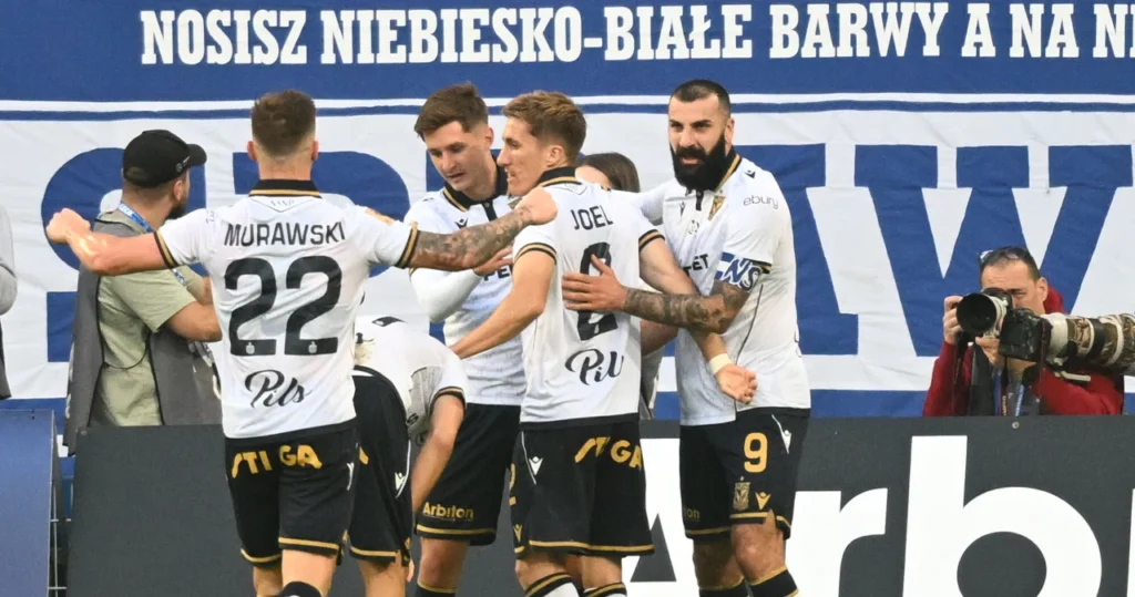 Piłkarze Lecha Poznań świętują zdobycie gola podczas meczu