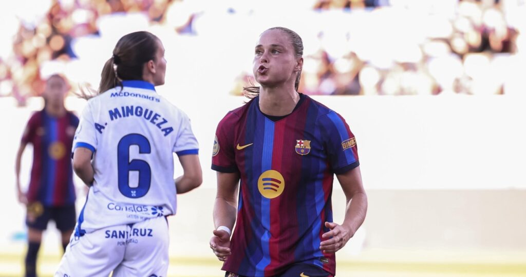 Kobiece drużyny FC Barcelony i Arsenalu na boisku