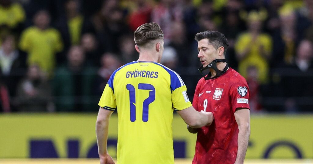 Piłkarze reprezentacji Szwecji i Polski podczas meczu
