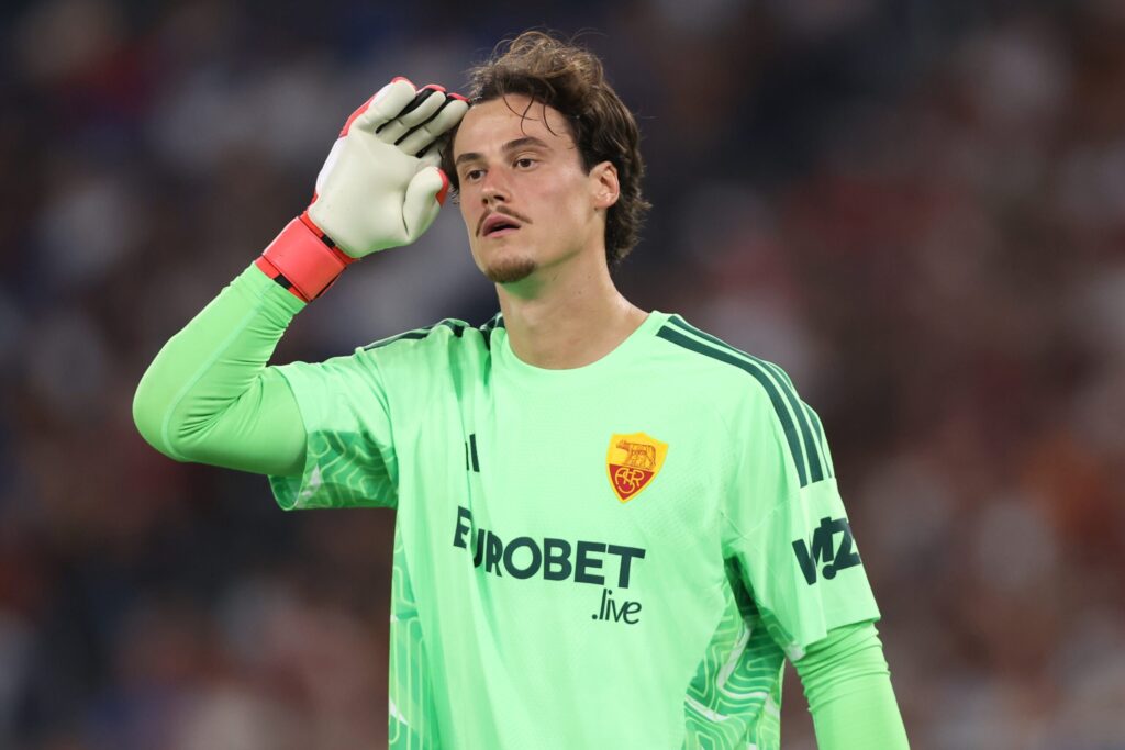 Mile Svilar broniący strzał podczas meczu Serie A