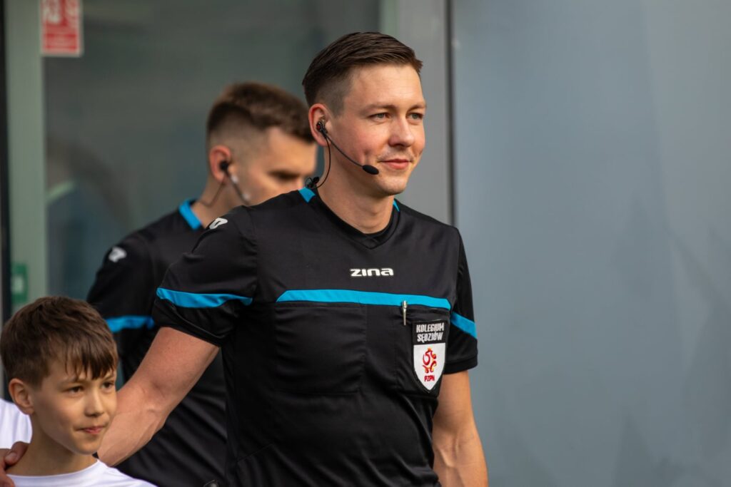 Sędzia piłkarski na boisku