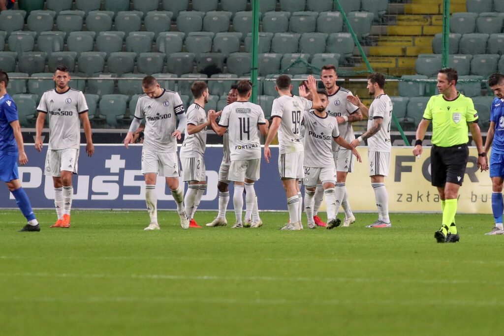Piłkarze Legii Warszawa świętujący zwycięstwo na stadionie