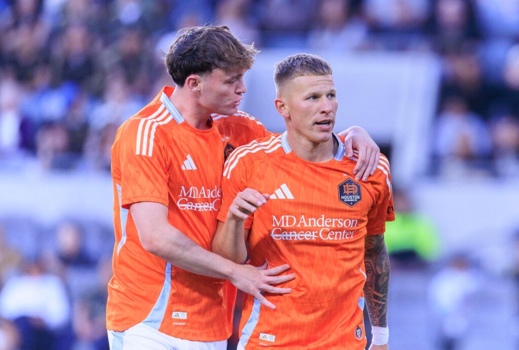 Mateusz Bogusz strzelający gola w meczu MLS