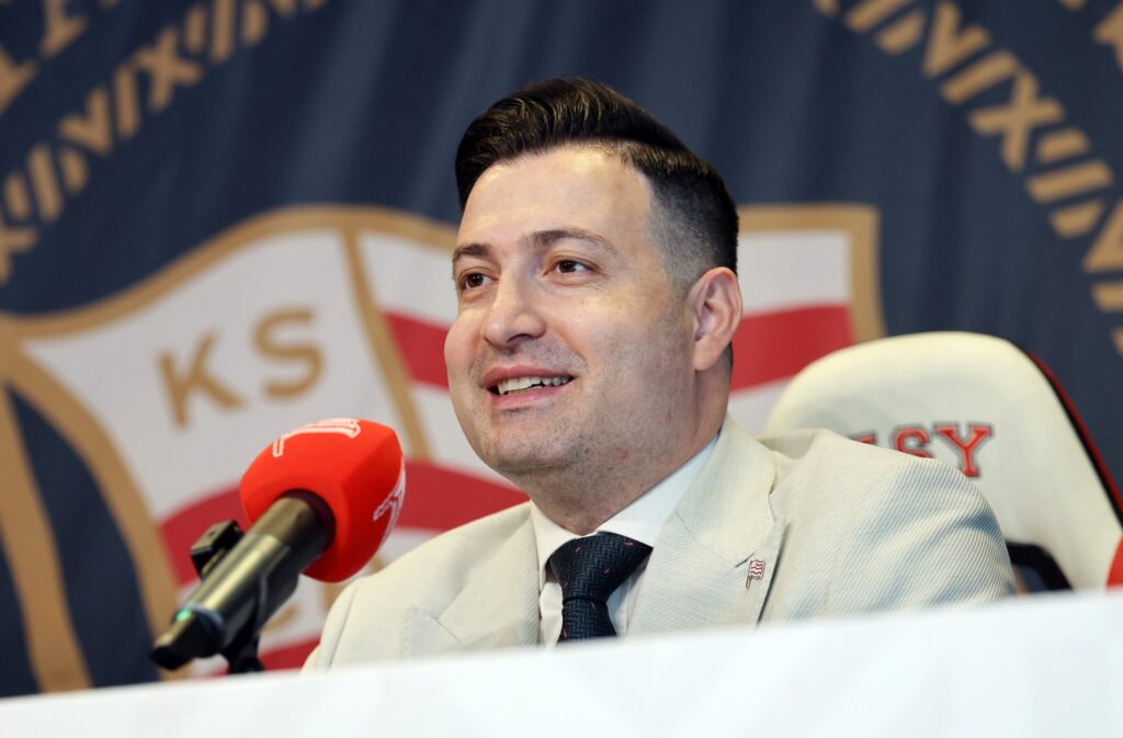 Piłkarze Cracovii podczas meczu z logotypem sponsora na koszulkach