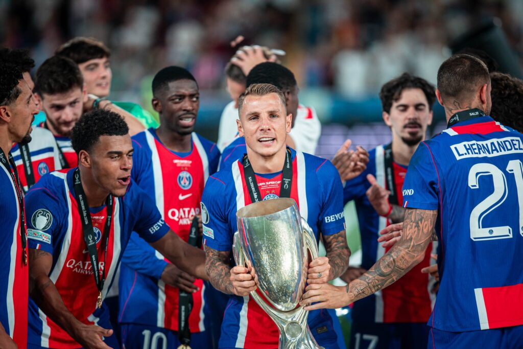 Piłkarz Lucas Digne w barwach Paris Saint-Germain na boisku