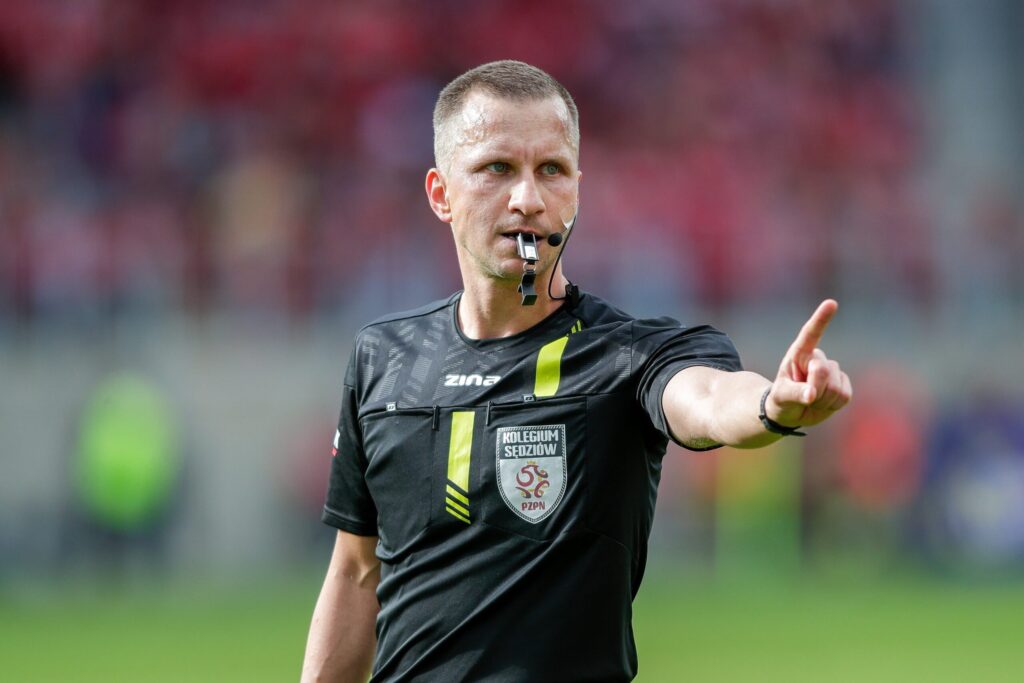 Piłkarze Widzewa Łódź i Radomiaka Radom walczą o piłkę podczas meczu Ekstraklasy