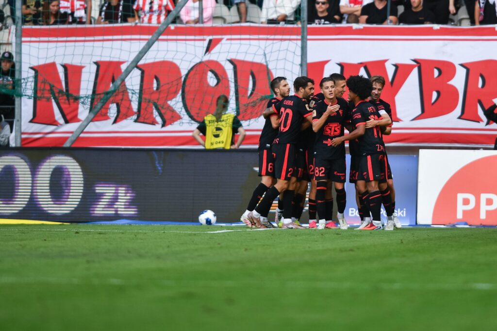 Piłkarze Górnika Zabrze świętują zdobycie gola w meczu z Cracovią