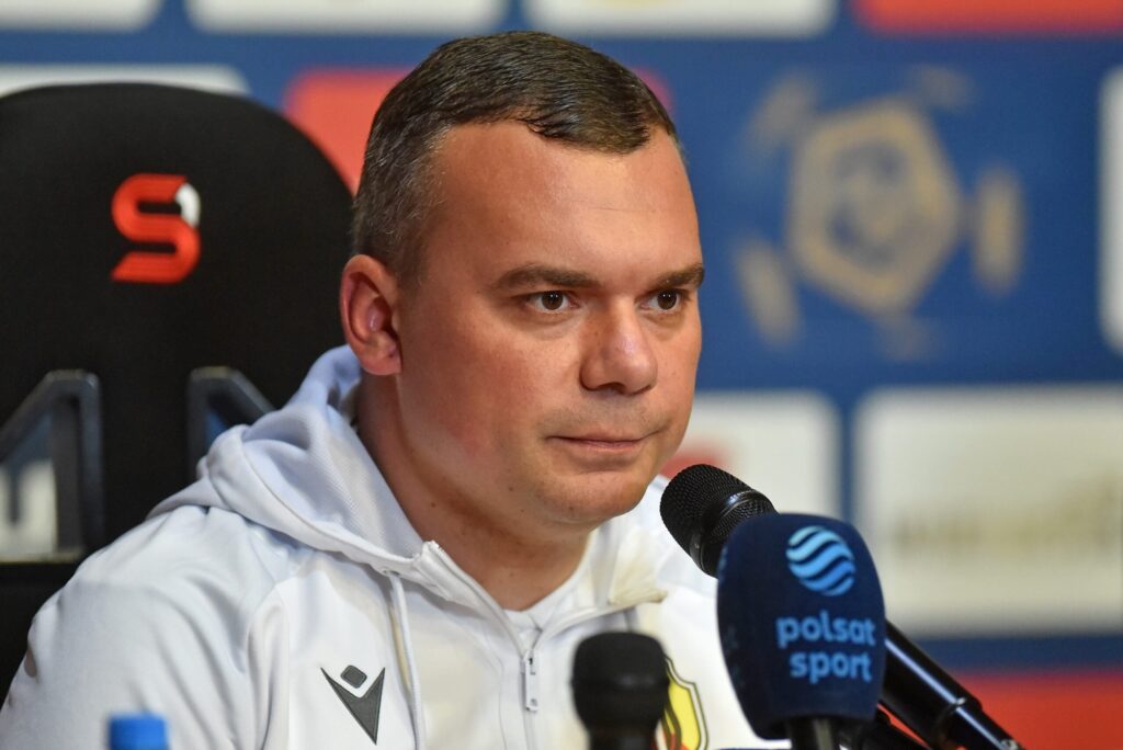 Trener Adrian Siemieniec podczas konferencji prasowej przed meczem Jagiellonii w Lidze Europy