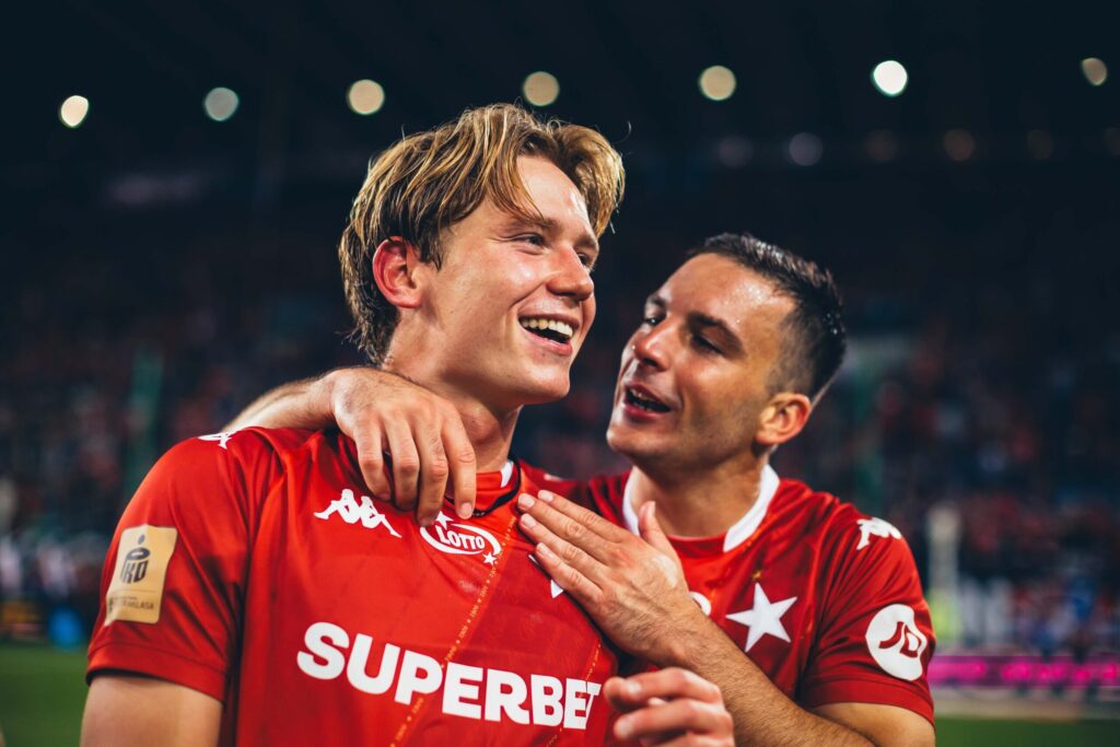Jakub Krzyżanowski w barwach Wisły Kraków na boisku