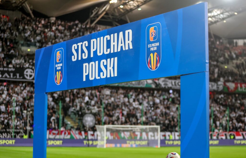 Mecz Pucharu Polski – piłkarze na boisku podczas pierwszej rundy