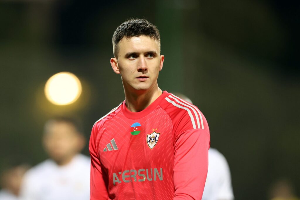 Mateusz Kochalski w akcji jako bramkarz