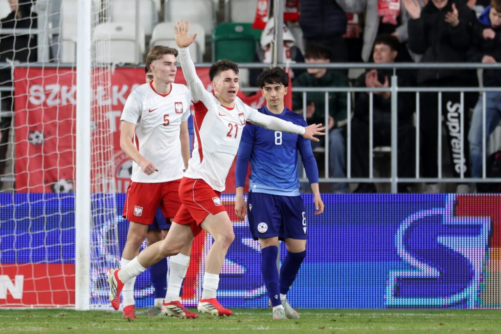 Polscy piłkarze na tle stadionu podczas meczu