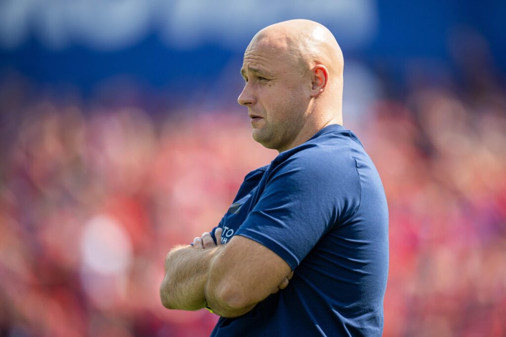 Dawid Kroczek podczas konferencji prasowej jako trener Miedzi Legnica