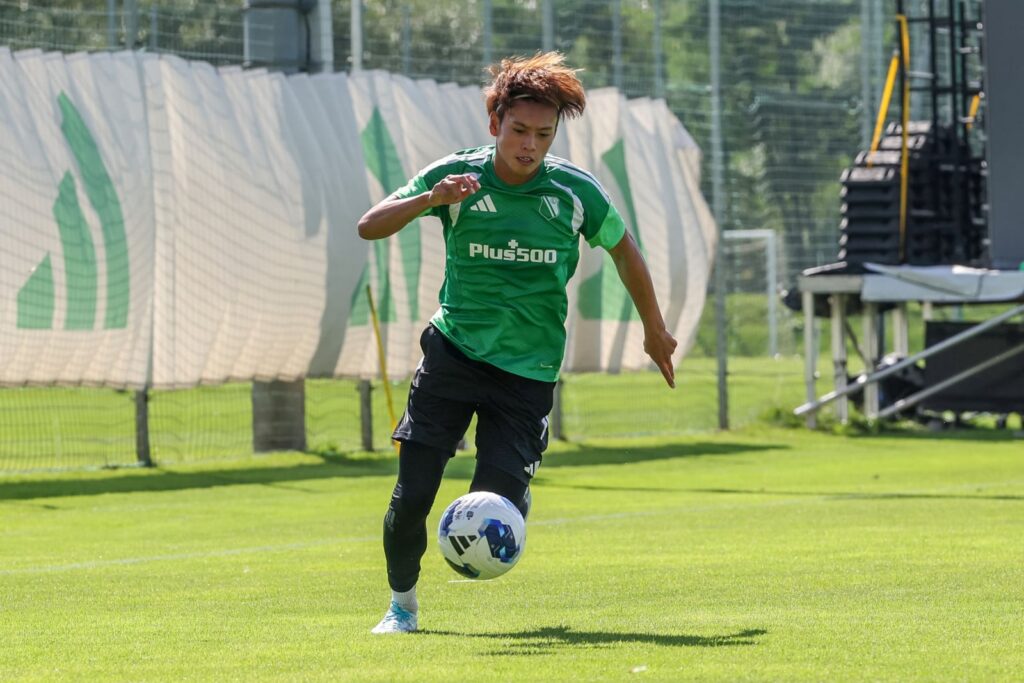 Trening Legii Warszawa z udziałem Shinnosuke Fukudy i Antonio Čolaka w masce ochronnej