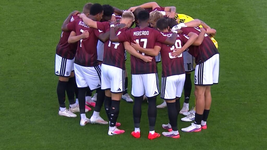 Piłkarze FC Ararat-Armenia i Sparty Praga podczas meczu Ligi Europy