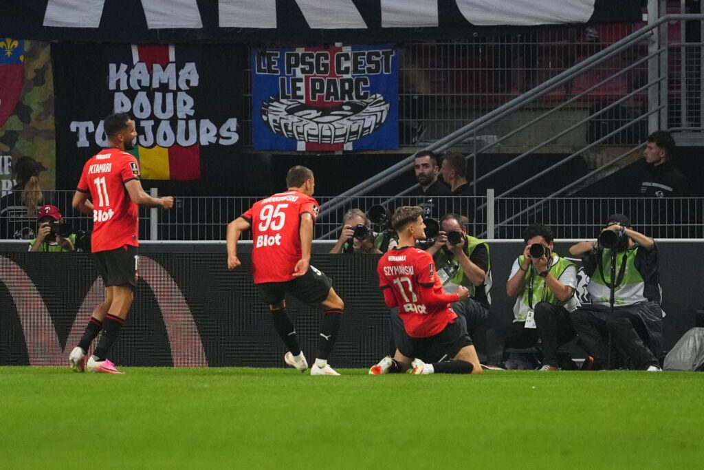 Sebastian Szymański podaje piłkę do Przemysława Frankowskiego podczas meczu Ligue 1