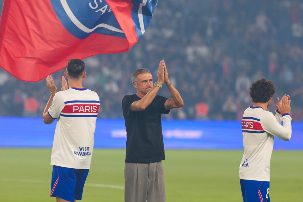 Luis Enrique i zawodnicy PSG podczas prezentacji nowych kontraktów na Parc des Princes