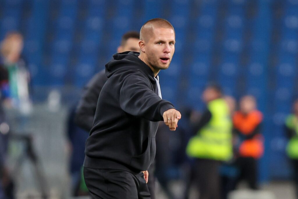 Piłkarze Lecha Poznań i Rakowa Częstochowa walczą o piłkę podczas meczu Ekstraklasy