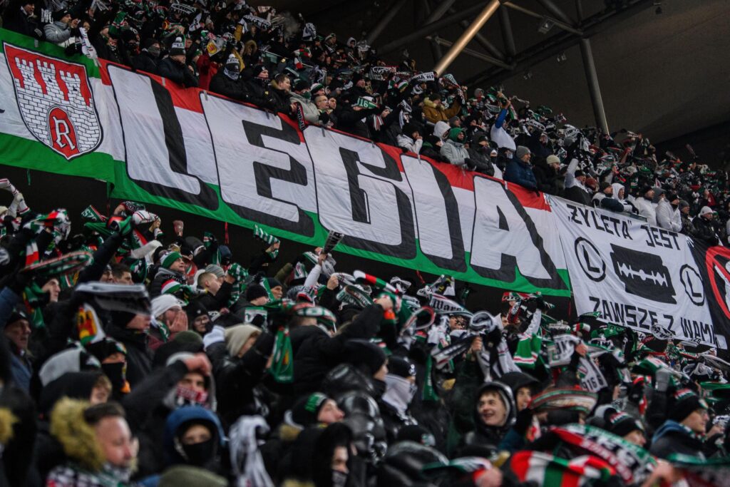 Stadion Legii Warszawa z zewnątrz podczas meczu