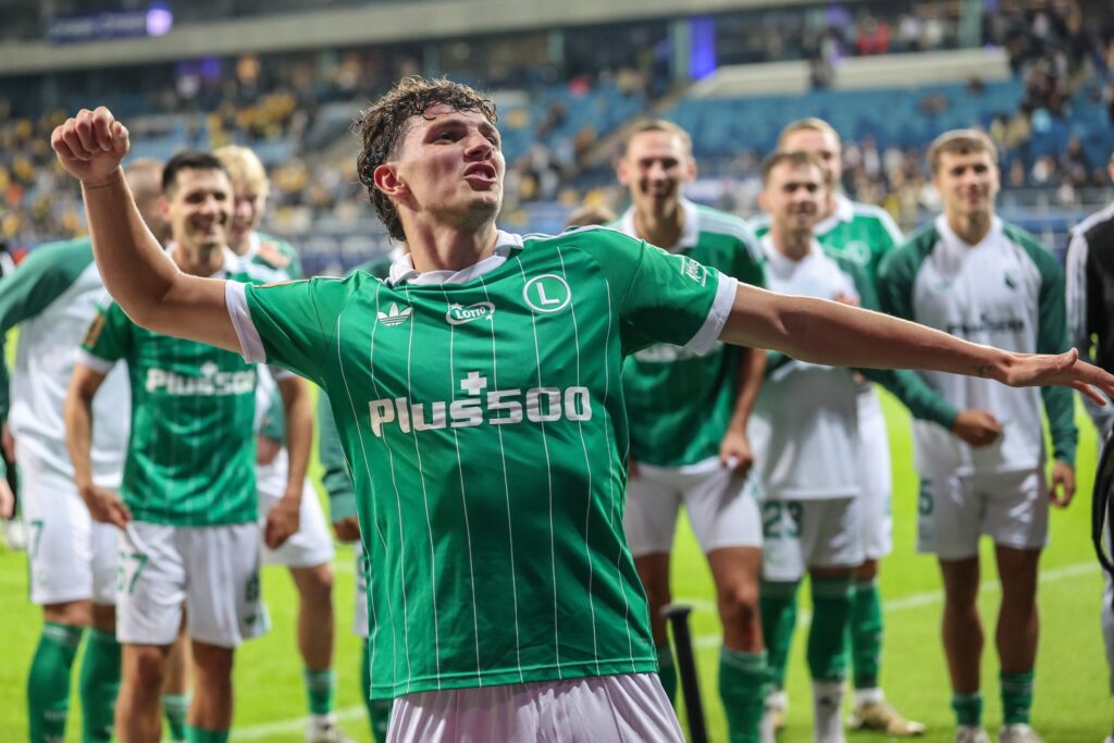 Jakub Żewłakow świętuje gola dla Legii Warszawa