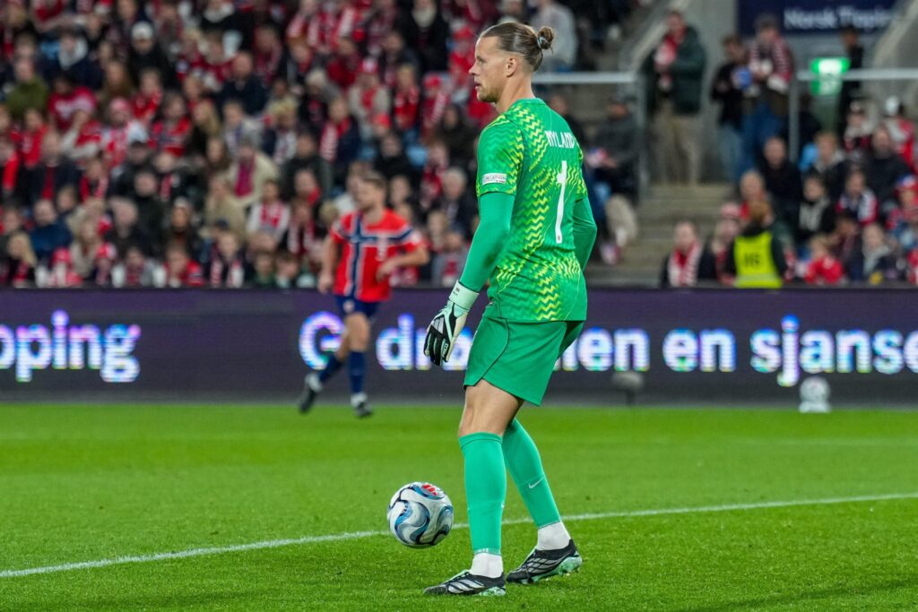 Piłkarze reprezentacji Portugalii i Norwegii walczą o piłkę podczas meczu Ligi Narodów UEFA