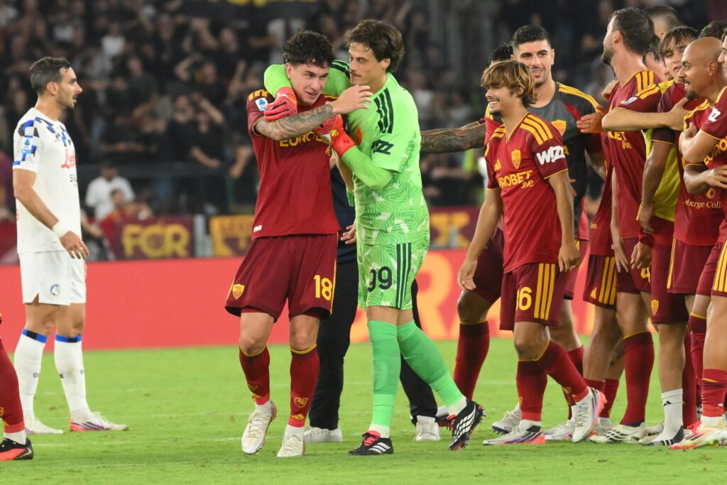 Piłkarze AS Roma cieszą się z bramki w meczu z Atalantą