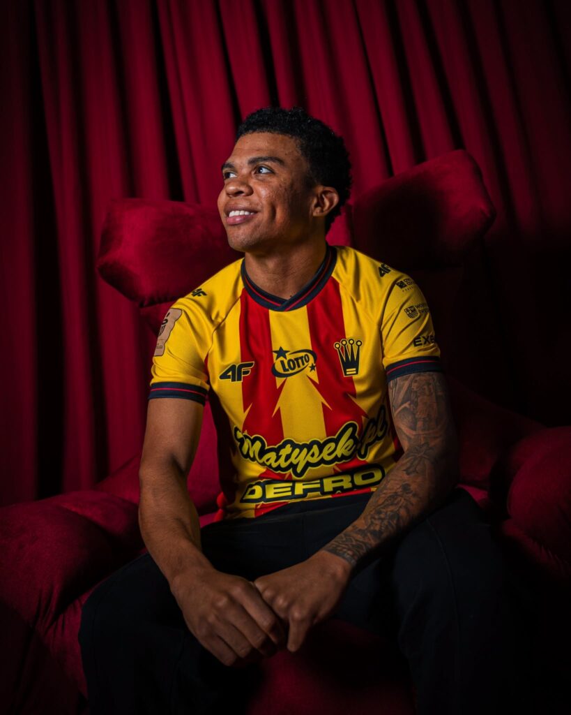 Camilo Mena w barwach Korony Kielce na boisku