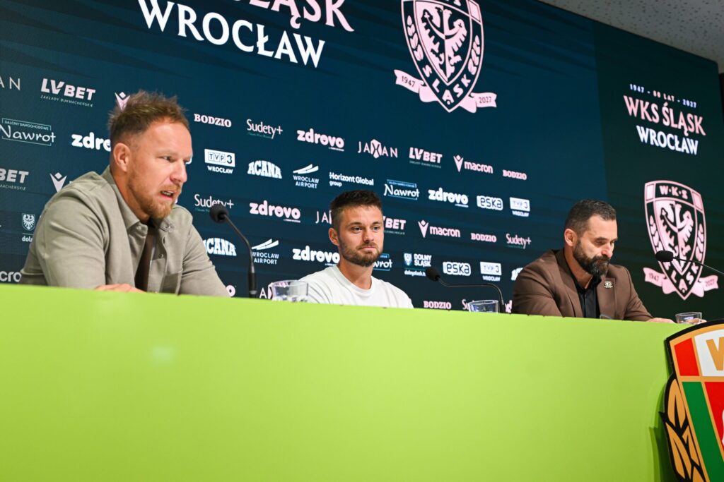 Karol Linetty w koszulce Śląska Wrocław na konferencji prasowej