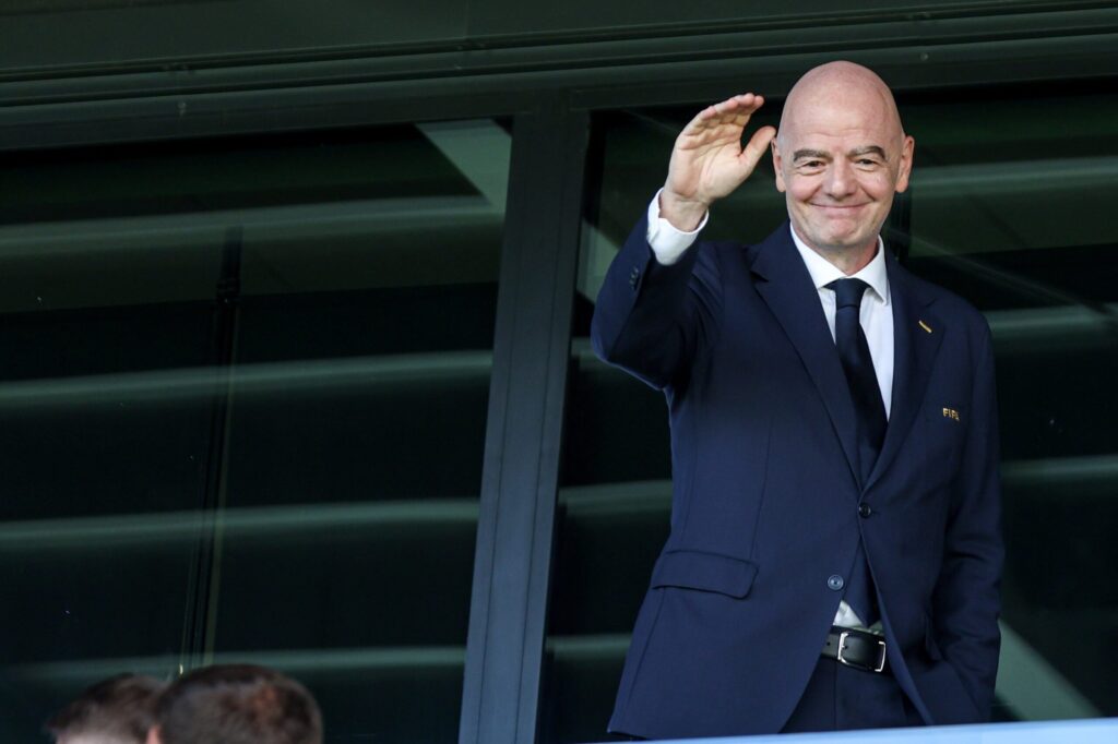 Gianni Infantino na stadionie podczas meczu piłkarskiego