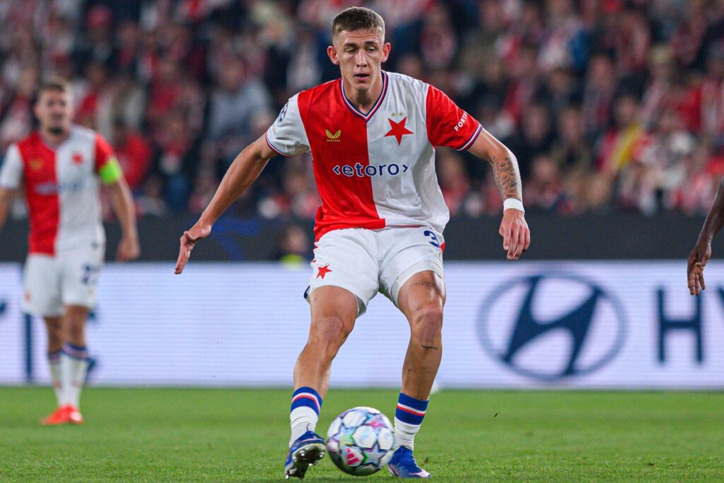 Wiktor Nowak strzelający gola w meczu Slavii Praga