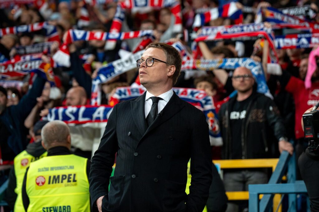 Kibice na stadionie podczas meczu piłkarskiego