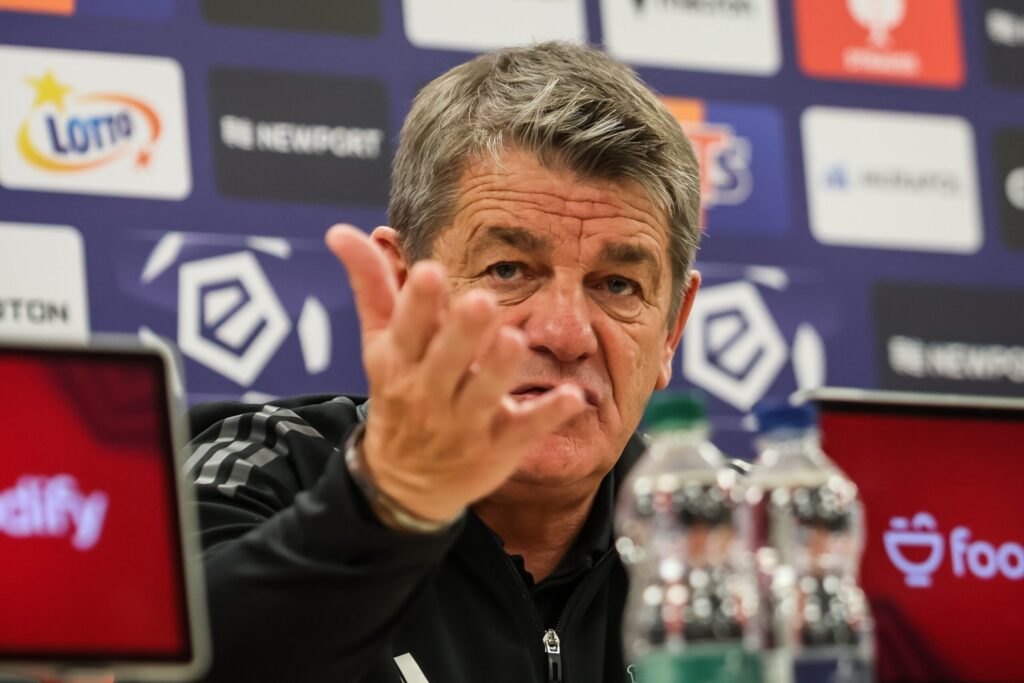 John Carver trener piłkarski na boisku