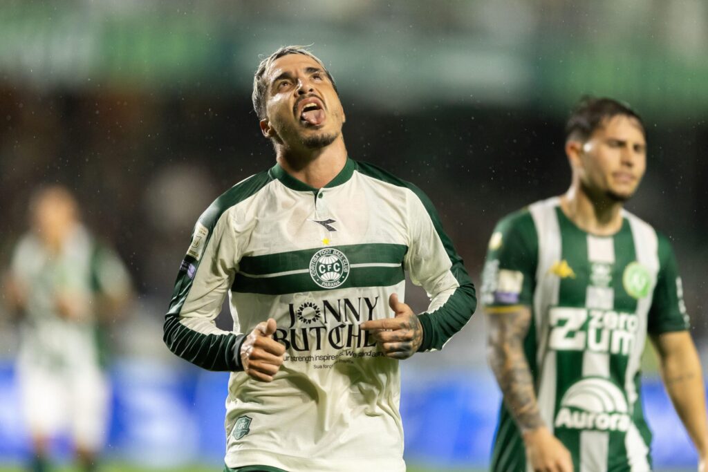 Josue podczas meczu piłkarskiego w brazylijskiej Serie A