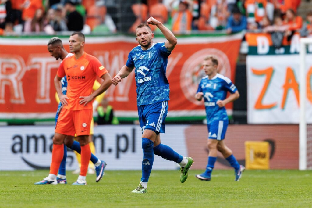 Piłkarze Wisły Płock świętujący zwycięstwo na stadionie Zagłębia Lubin