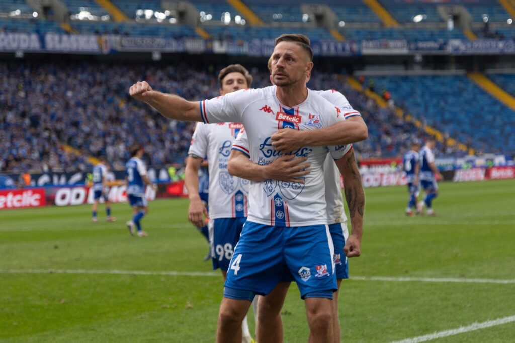 Piłkarze Podbeskidzia Bielsko-Biała podczas meczu na Stadionie Miejskim