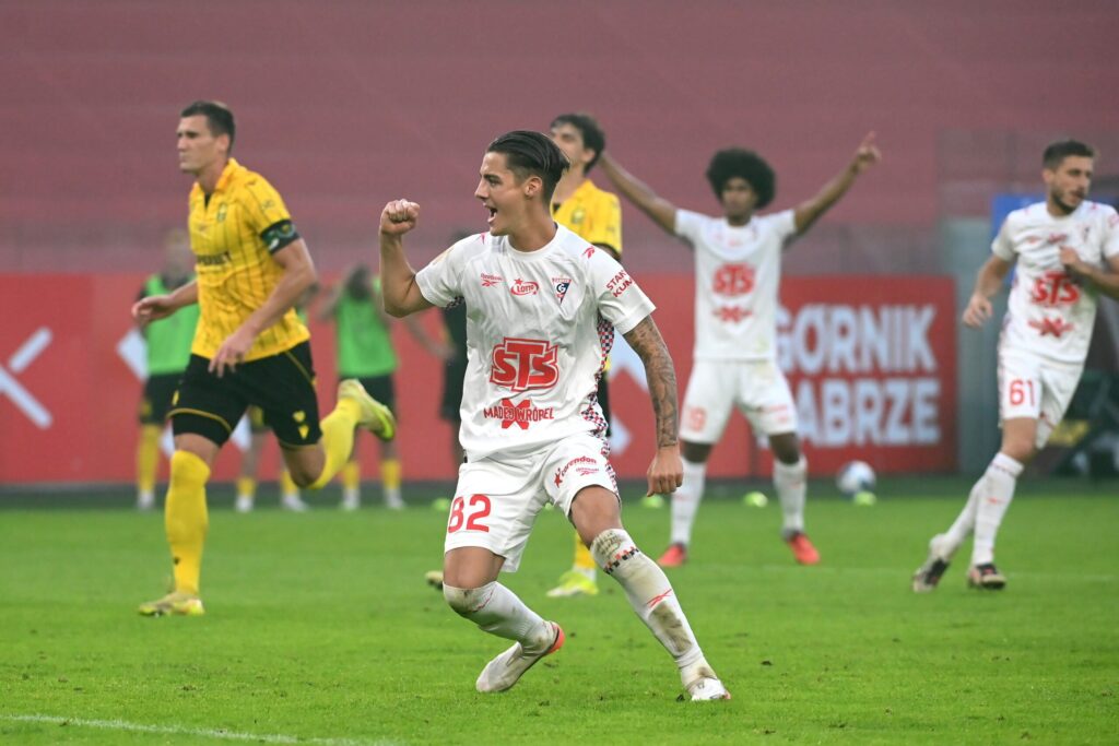 Piłkarze Rakowa Częstochowa i Górnika Zabrze podczas meczu