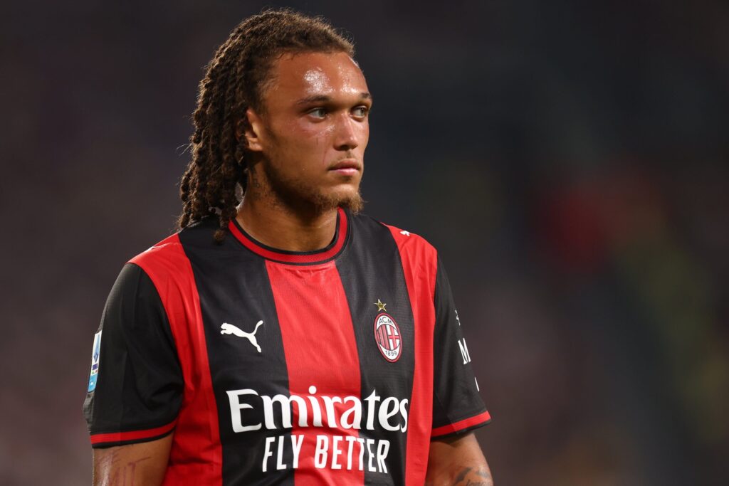 Piłkarze Lazio i AC Milan walczą o piłkę podczas meczu Serie A